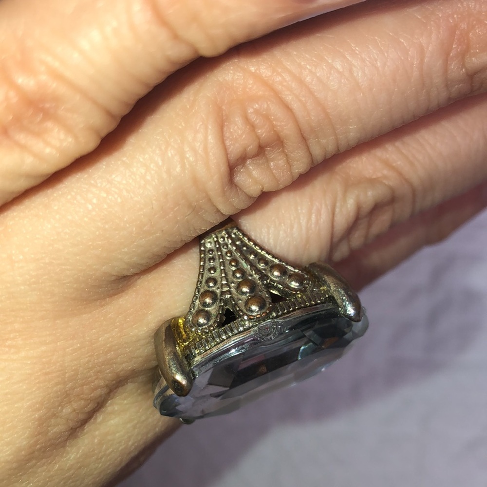 Big statement ring 💛🖤 - Picture 4 of 7